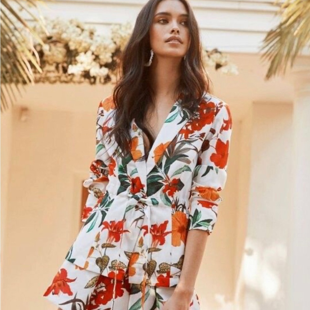 L’ATISTE set‎  Tropicana White Floral Print blazer and shorts